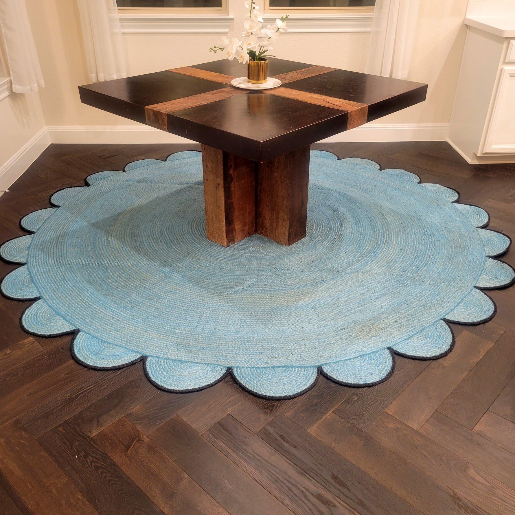 Blue Scalloped Round Jute Rug