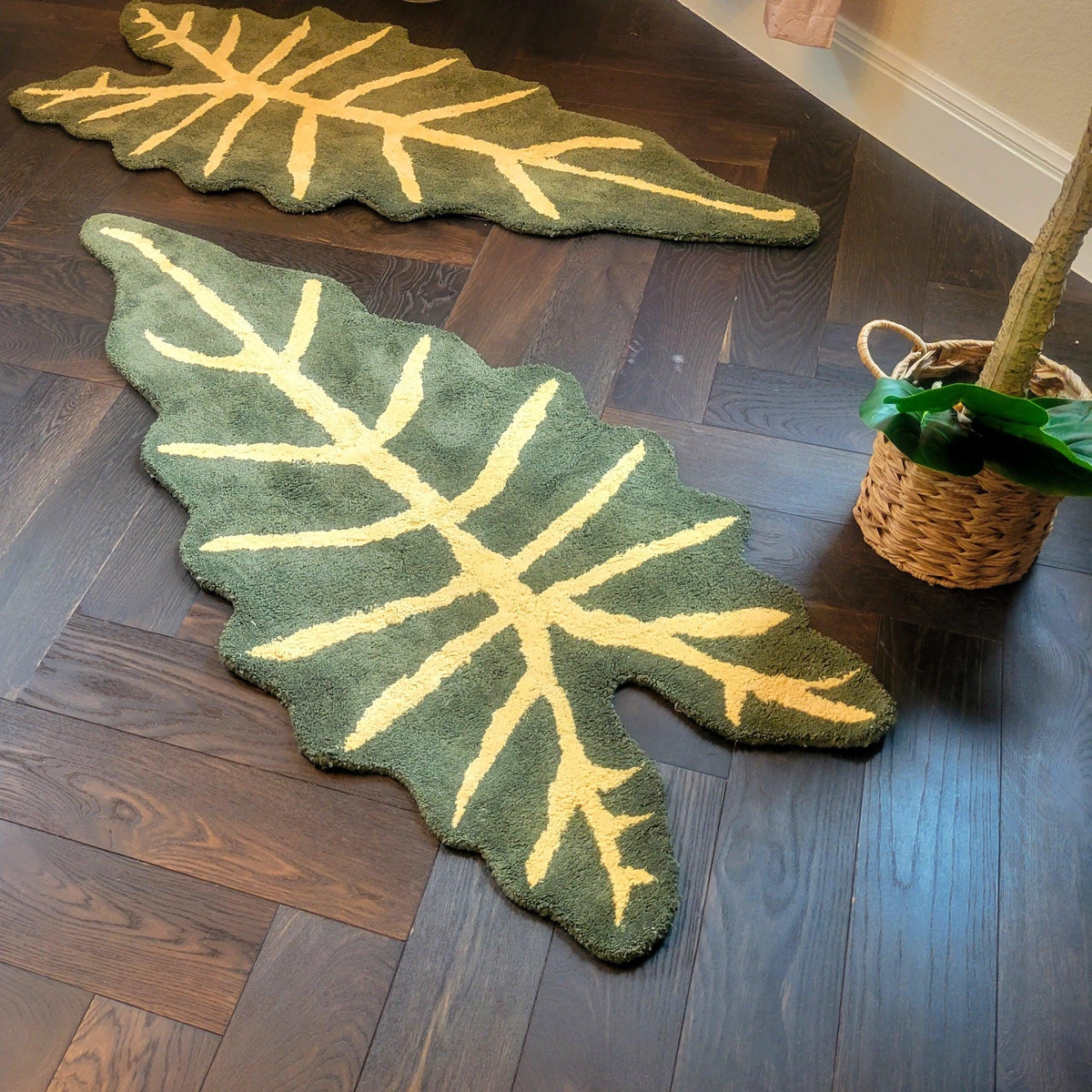 Dark Green Leaf Accent Cotton Rug