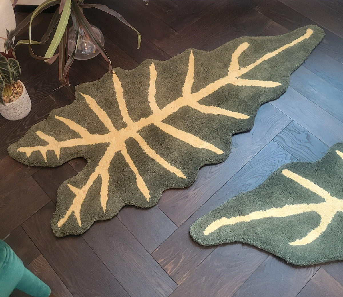 Dark Green Leaf Accent Cotton Rug