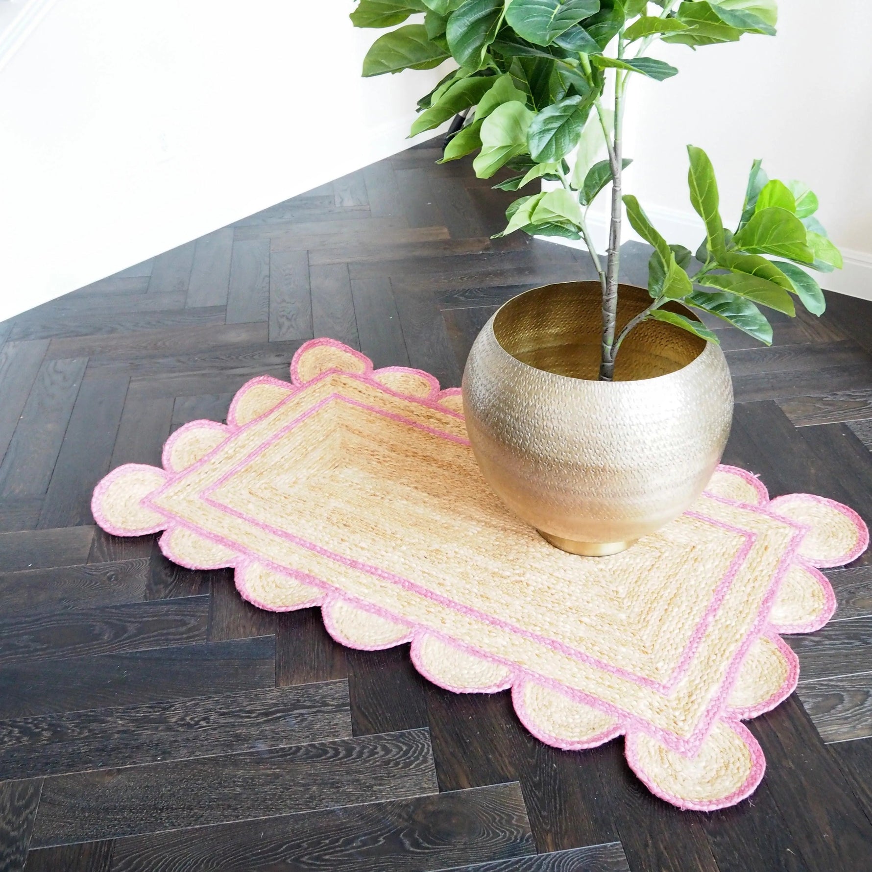 Handmade Pink Scalloped Jute Rug