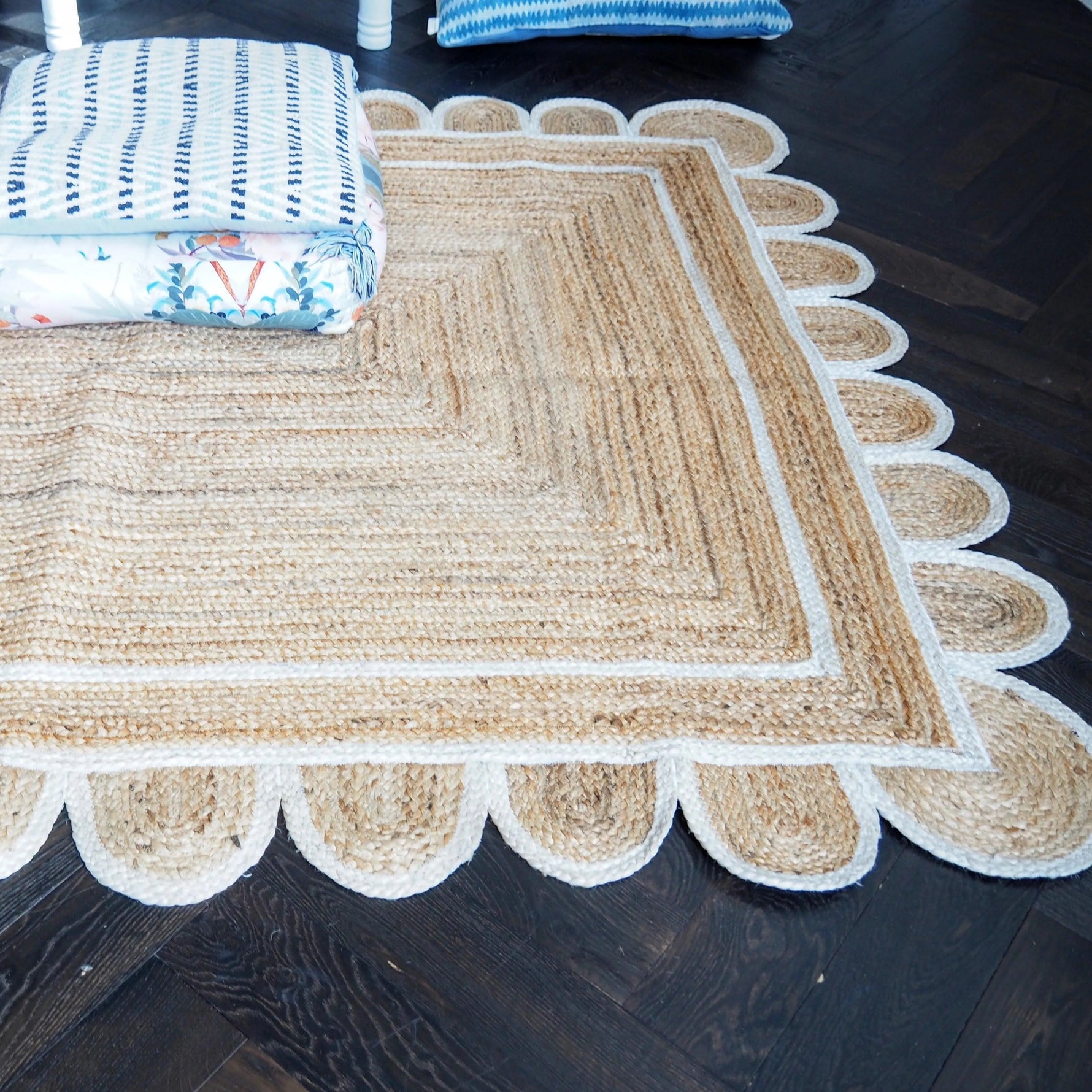 Handmade White Scalloped Jute Rug