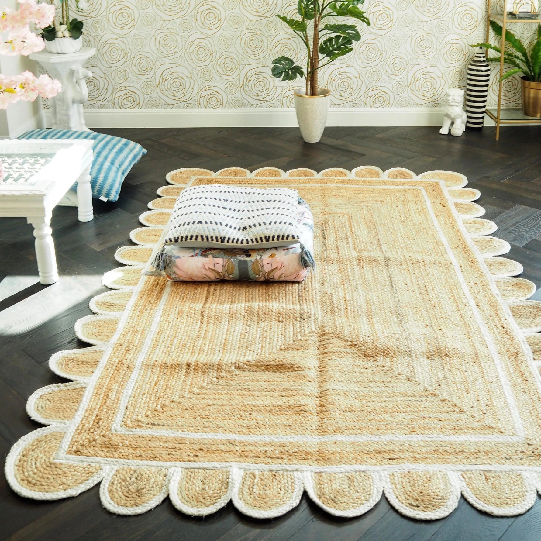 Handmade White Scalloped Jute Rug