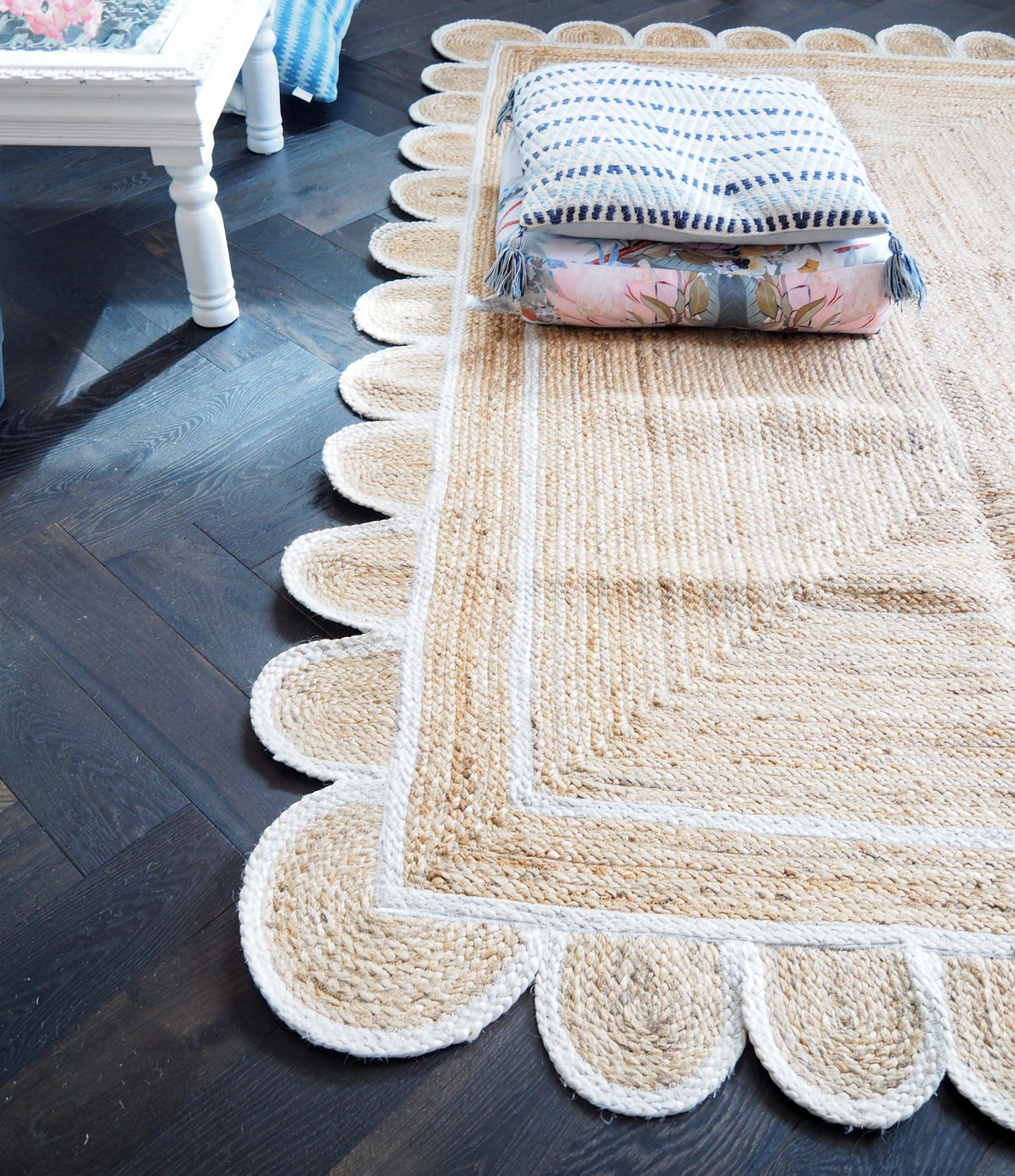 Handmade White Scalloped Jute Rug